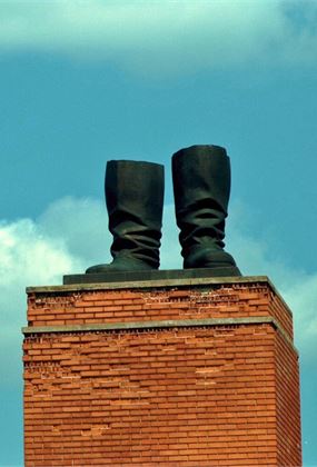 Statues Also Die?